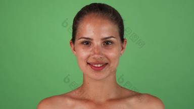快乐健康的女人覆盖眼睛黄瓜片